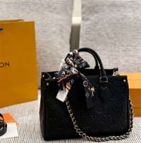 光の当たり方で表情が変わる。ルイ・ヴィトン「LV スキー」のメンズバッグを街着に取り入れるなら